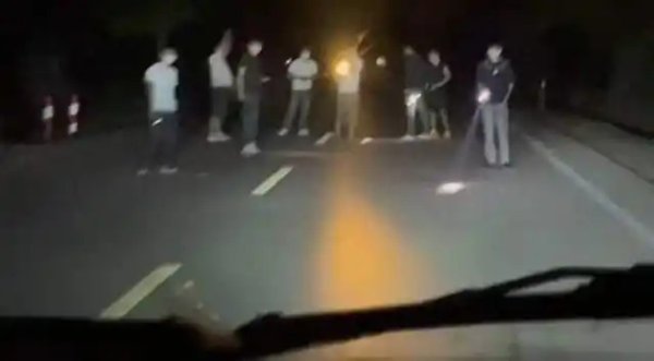 有网友反映称国道上多名男子持手电筒拦车，广西靖西通报