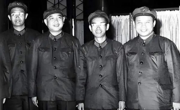 1967年，王力煽动造反派夺了外交部的权，毛主席大怒：把他抓起来